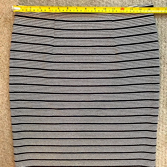 LOFT stretchy pencil skirt - Picture 3 of 5